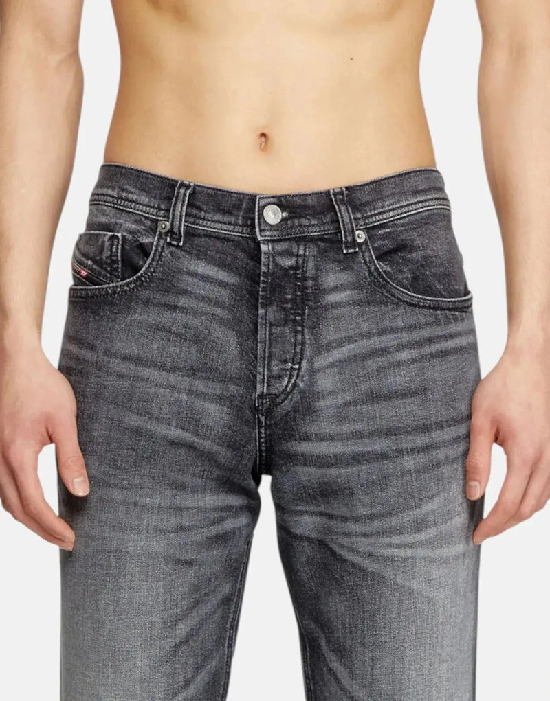 Diesel D-Finitive Tapered Jeans: Men's Regular Mid-Waist Black Comfort Denim