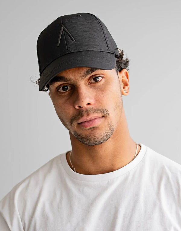 Fade Iconic Black Cap: Breathable Polyester, Comfort Fit, 3D Logo, Matte Accents