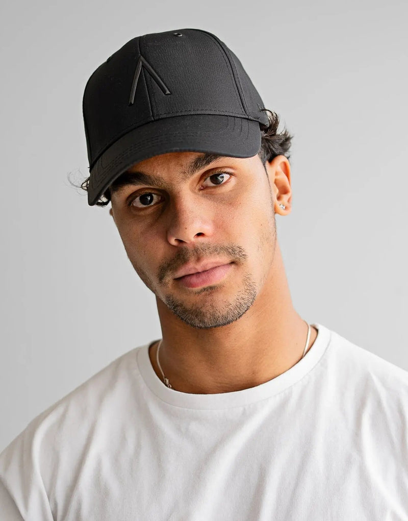 Fade Iconic Black Cap: Breathable Polyester, Comfort Fit, 3D Logo, Matte Accents