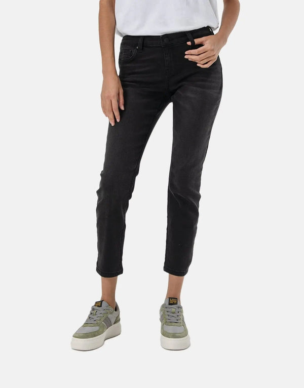 Guess Women's Power Skinny Jeans: Sleek, Comfortable, Curve-Hugging Denim Style